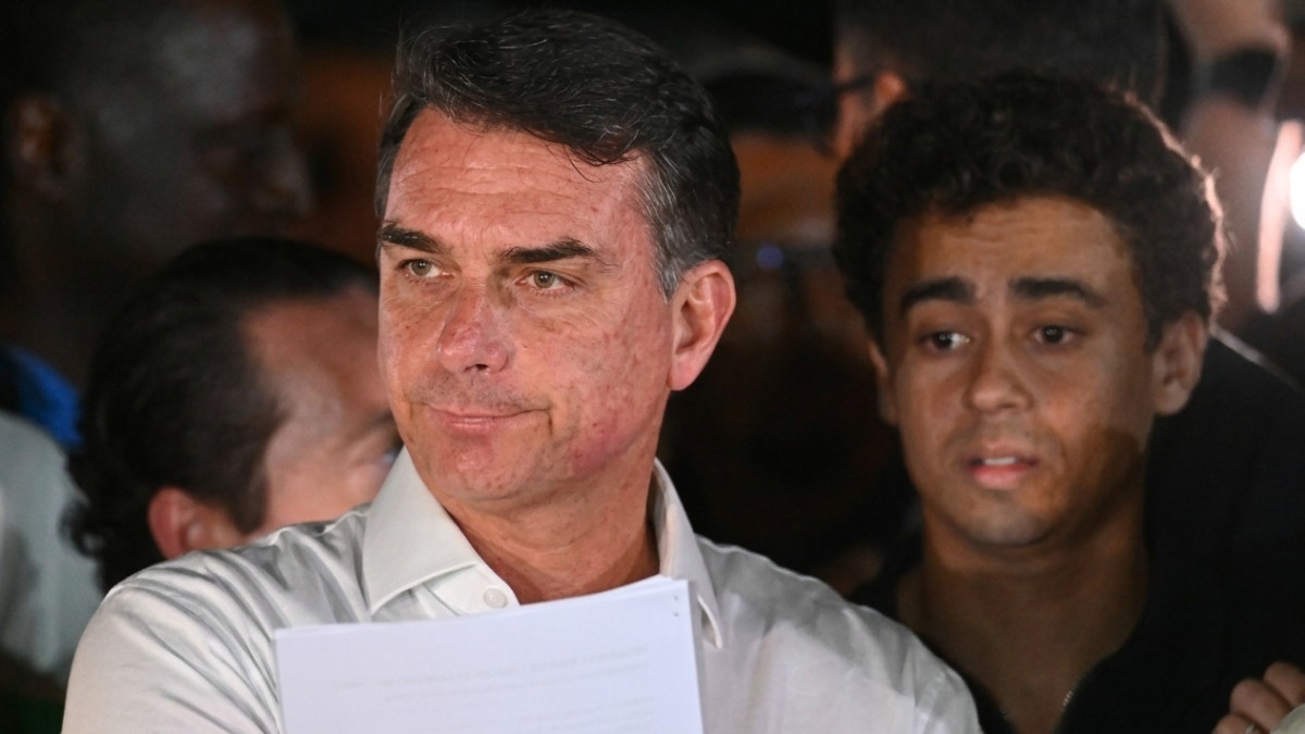 Flávio Bolsonaro rompe su silencio tras ir a EE.UU.: "Mi país no merece volver a pasar por esta vergüenza internacional"