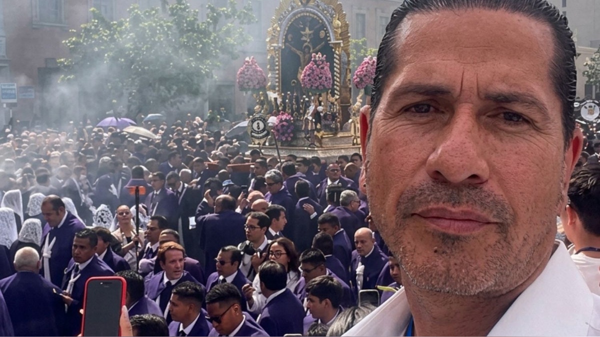 Gregorio Pernía, 'El Titi' de 'Sin senos no hay paraíso', sorprende al participar en la procesión del Señor de los Milagros