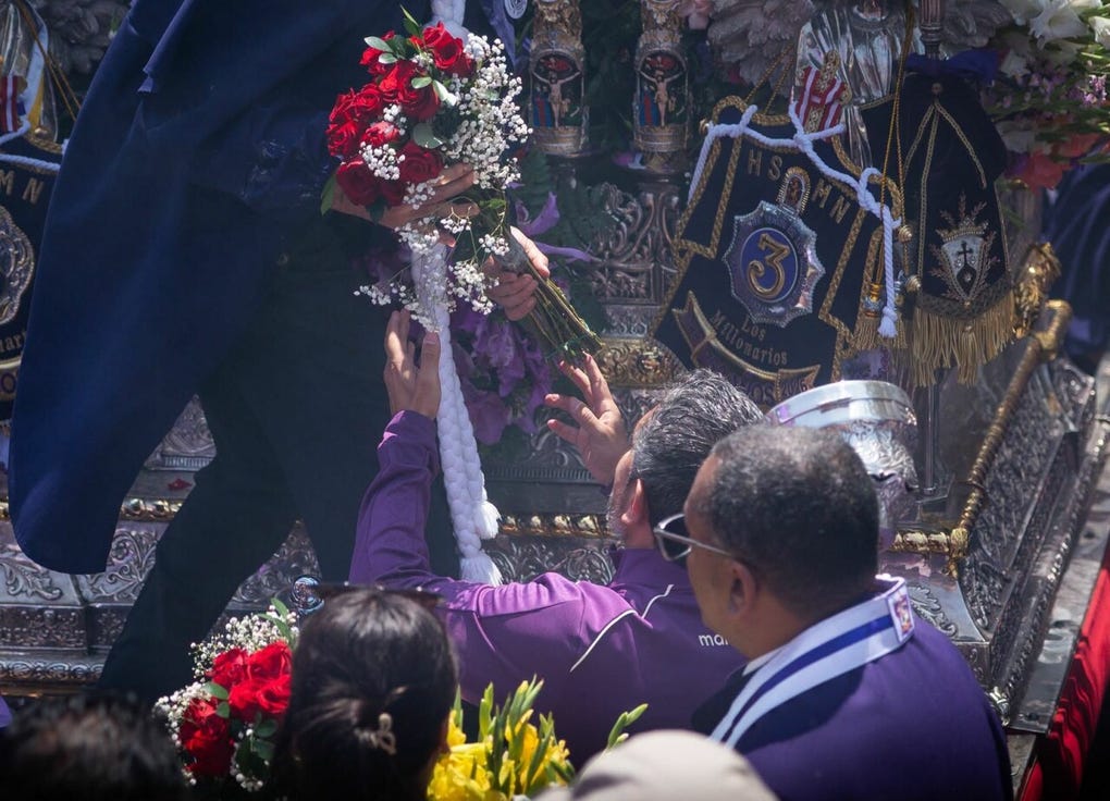 Universitario rindió homenaje al Señor de los Milagros durante su cuarto recorrido procesional del mes por el Centro de Lima.
