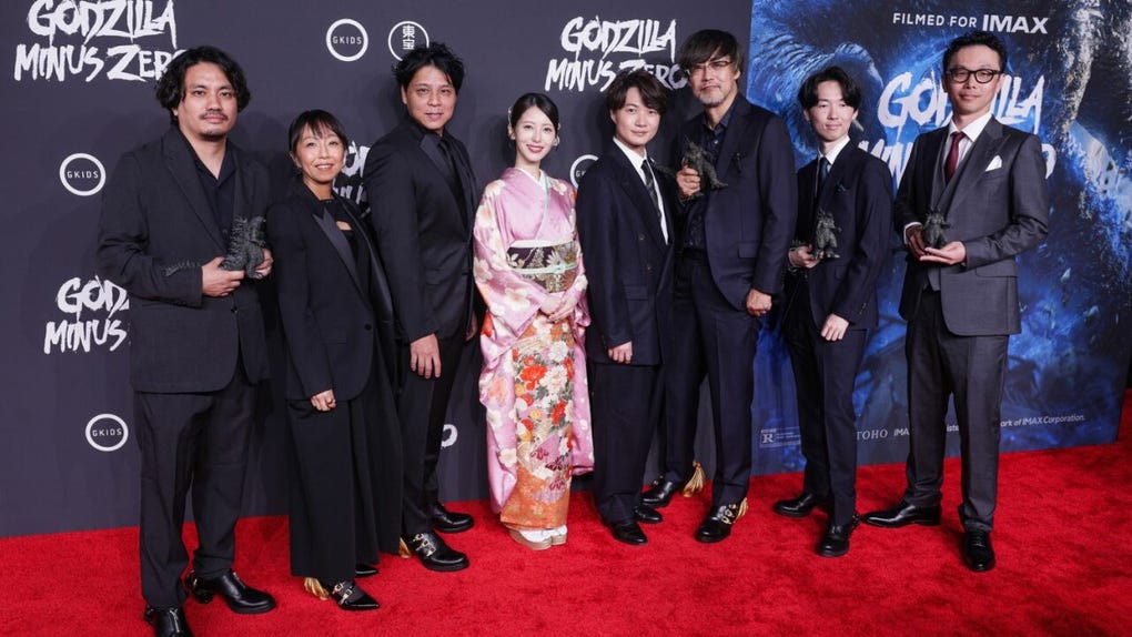 <strong>El elenco y el equipo de la película posaron juntos.</strong> Actores y miembros del equipo de producción se reunieron frente a las cámaras durante la presentación de la esperada secuela.