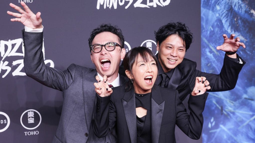 <strong>Los especialistas detrás de los efectos visuales y el sonido.</strong> Takayuki Ueki, supervisor de efectos visuales, posó junto a los ingenieros de sonido Natsuo Inoue e Hisafumi Takeuchi.