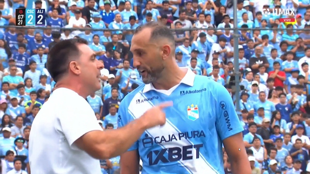 Se dijeron de todo: Hernán Barcos protagonizó una fuerte discusión con Pablo Guede en pleno Cristal vs Alianza [VIDEO]