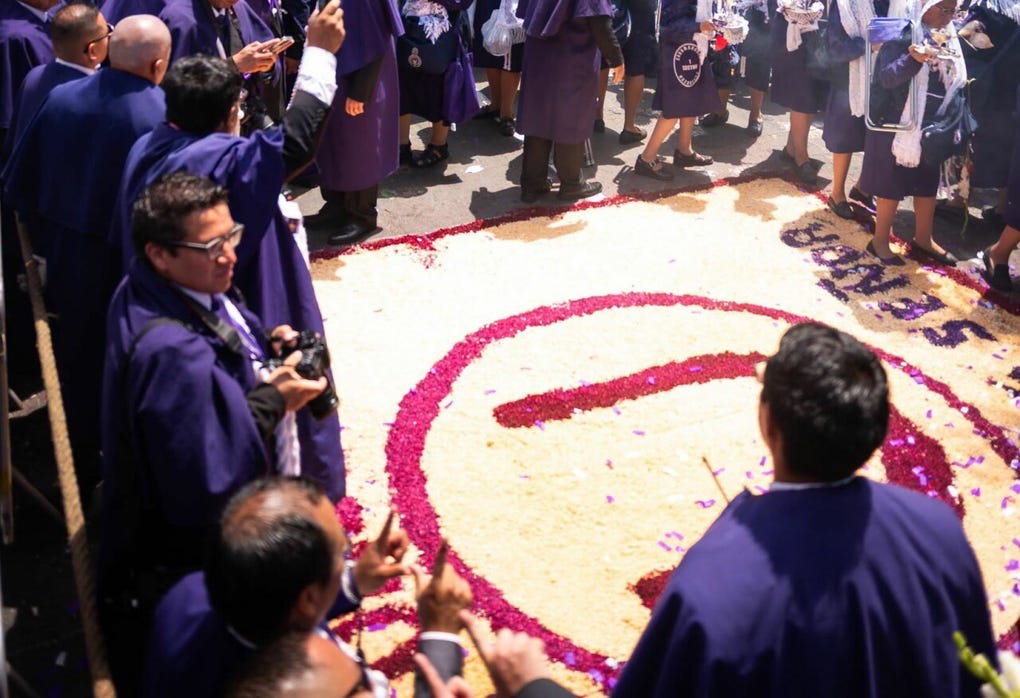 Se instaló una alfombra y se entregaron arreglos florales para el anda del Cristo Moreno.