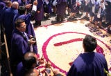 Se instaló una alfombra y se entregaron arreglos florales para el anda del Cristo Moreno.