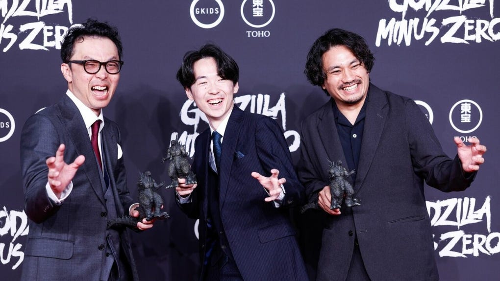 <strong>Takayuki Ueki, Tatsuji Nojima y Kazuaki Kishida llegaron con miniaturas de Godzilla.</strong> Los especialistas japoneses en efectos visuales y el productor posaron con pequeñas figuras del monstruo durante la alfombra roja.