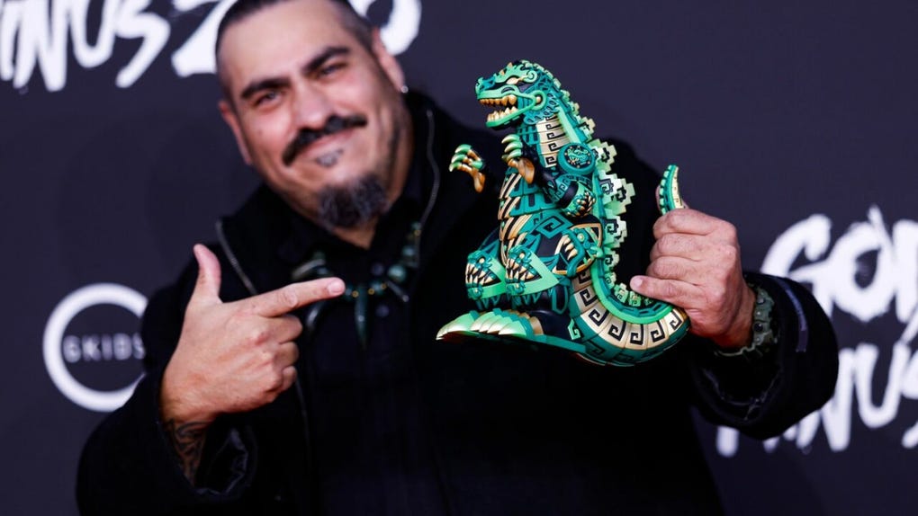 <strong>Jesse Hernandez llegó acompañado de Godzilla.</strong> El influencer sorprendió con su propia figura del icónico kaiju durante la premiere de la película en Los Ángeles.