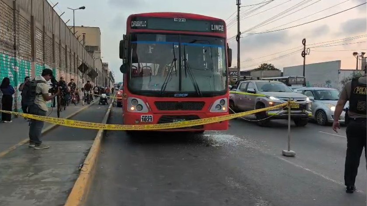 Cercado de Lima: balean bus de El Rápido lleno de pasajeros en la avenida Universitaria