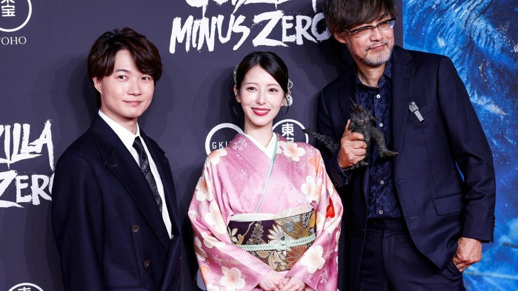 <strong>Ryunosuke Kamiki y Minami Hamabe junto a Takashi Yamazaki.</strong> Los protagonistas y el director se reunieron en la alfombra roja de Godzilla Minus Zero, que también cuenta con las actuaciones de Hidetaka Yoshioka, Yuki Yamada y Kuranosuke Sasaki, entre otros.