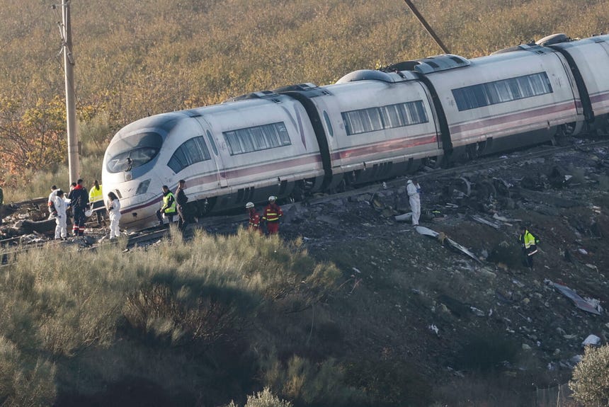 Personal de las fuerzas de seguridad, la Unidad Militar de Emergencias (UME) y los bomberos trabajaron en la cabecera del tren AVE de Renfe que colisionó el miércoles con un convoy de Iryo en Urda, España.