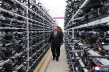 El informe de la KCNA no contiene información sobre el lugar donde se llevó a cabo la exhibición armamentística. La agencia surcoreana de noticias Yonhap apunta como posible recinto al aeropuerto de Wonsan-Kalma, a partir de las estructuras observadas en las imágenes difundidas por Pyongyang.