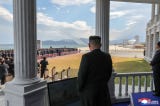 El líder de Corea del Norte, Kim Jong-un, participó en una exhibición armamentística que incluyó pruebas de drones, misiles de crucero y lanzacohetes de gran calibre, ante las recientes tensiones con Corea del Sur debido a la explosión de una mina en la frontera, que hirió a tres soldados surcoreanos.