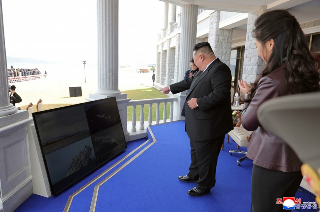 La agencia norcoreana también afirmó que se realizó la primera exhibición pública de fuego real de un lanzacohetes de 600 milímetros denominado Francotirador, que KCNA describió como un arma de ultraprecisión.