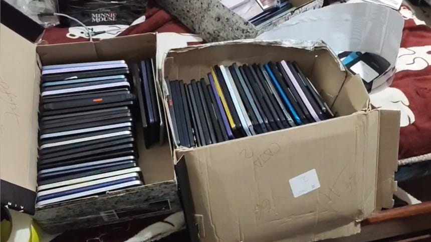 Así encontraron los celulares robados. Dentro de unas cajas en la vivienda.