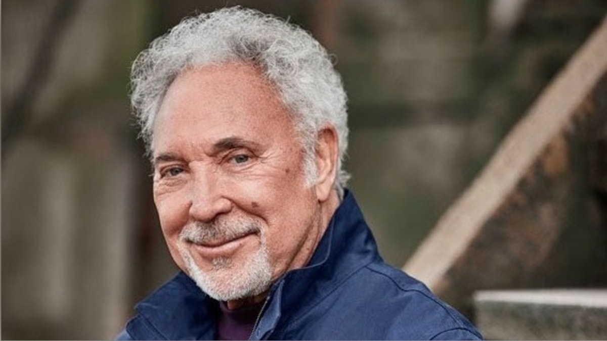 Preocupación por Tom Jones: legendario cantante pospone varios conciertos de su gira por problemas de salud